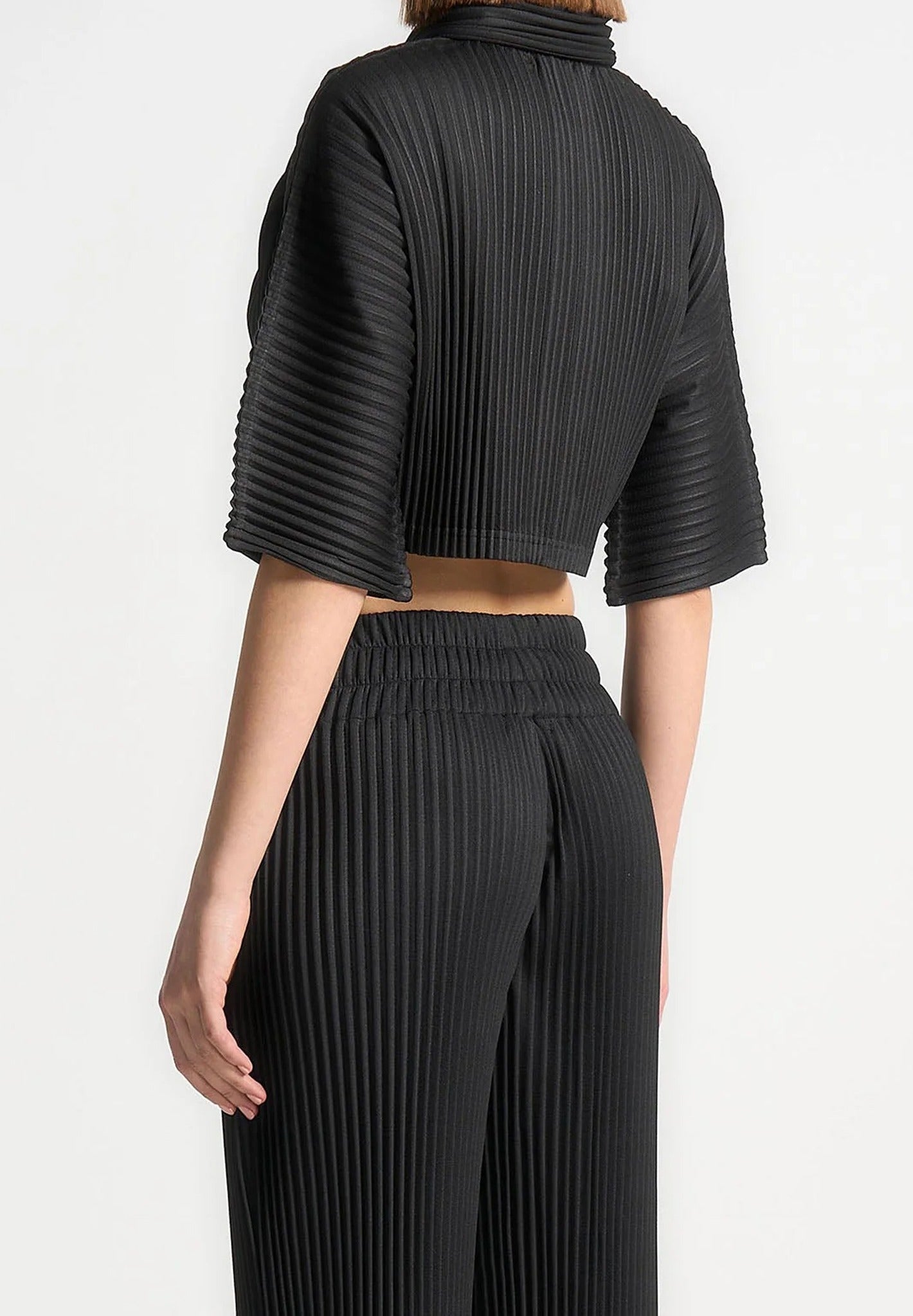 pleated-cropped-shirt-black-1
