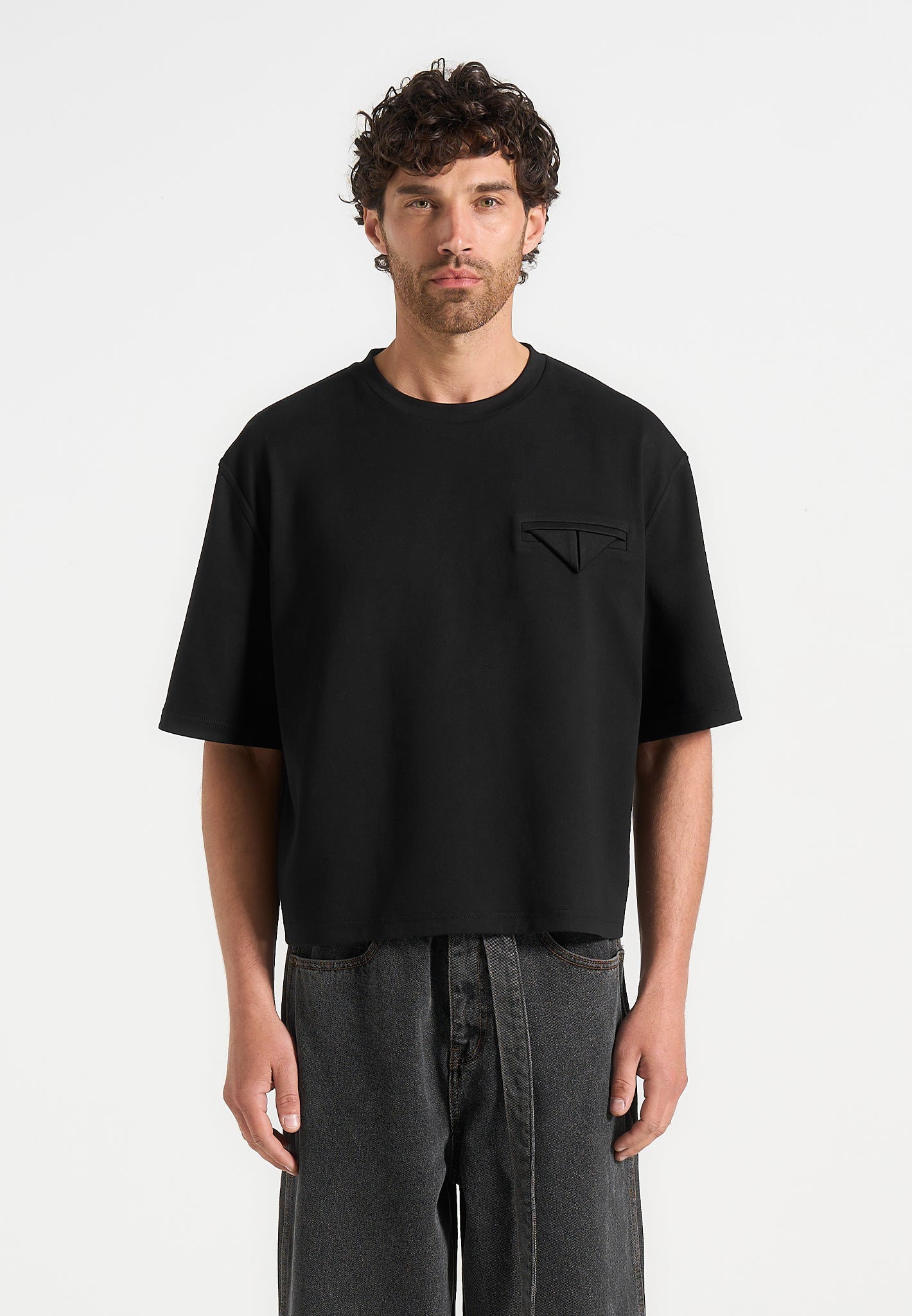 Léon - Boxy Cropped T-Shirt - Black