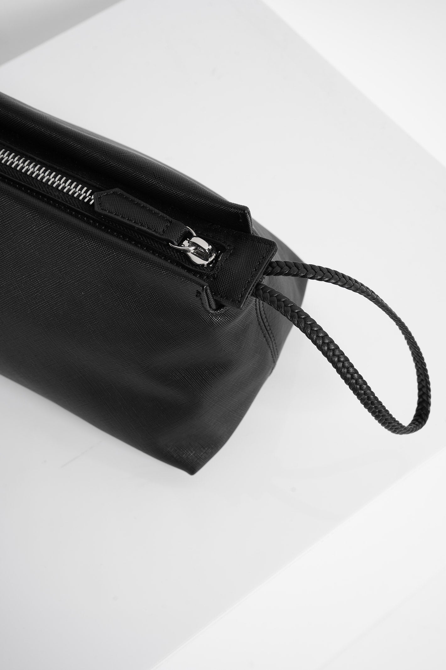 jessy-textured-leather-washbag-black