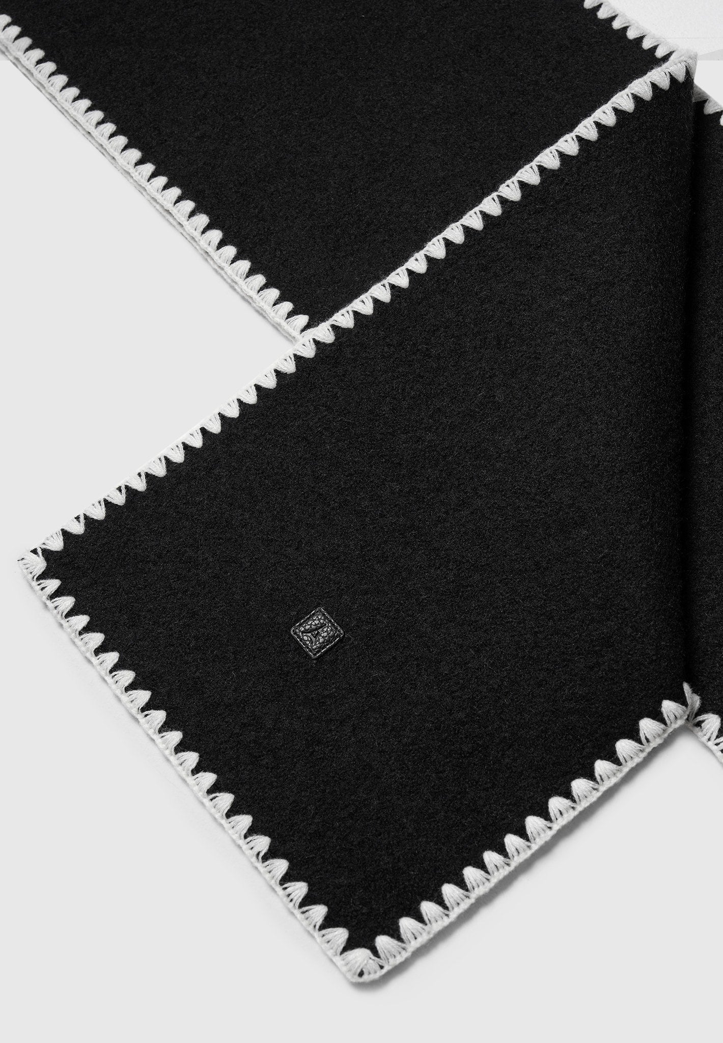 aube-blanket-stitch-wool-scarf-black