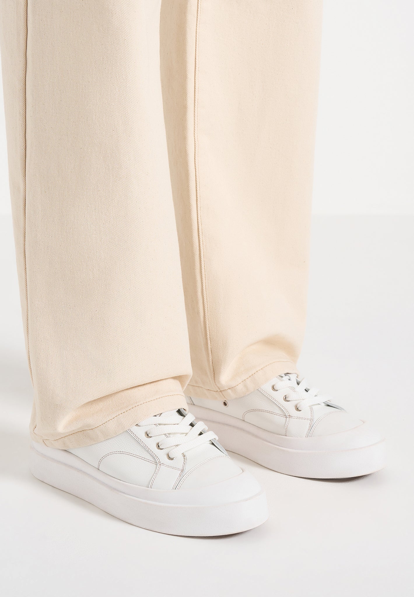 mens-vienna-leather-contrast-stitch-sneakers-white