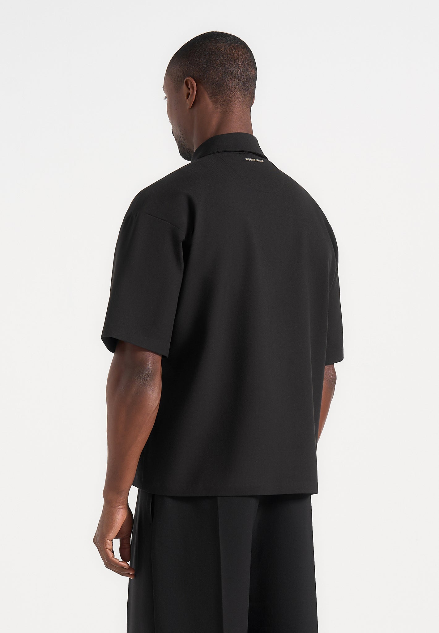 aven-boxy-shirt-with-crease-black