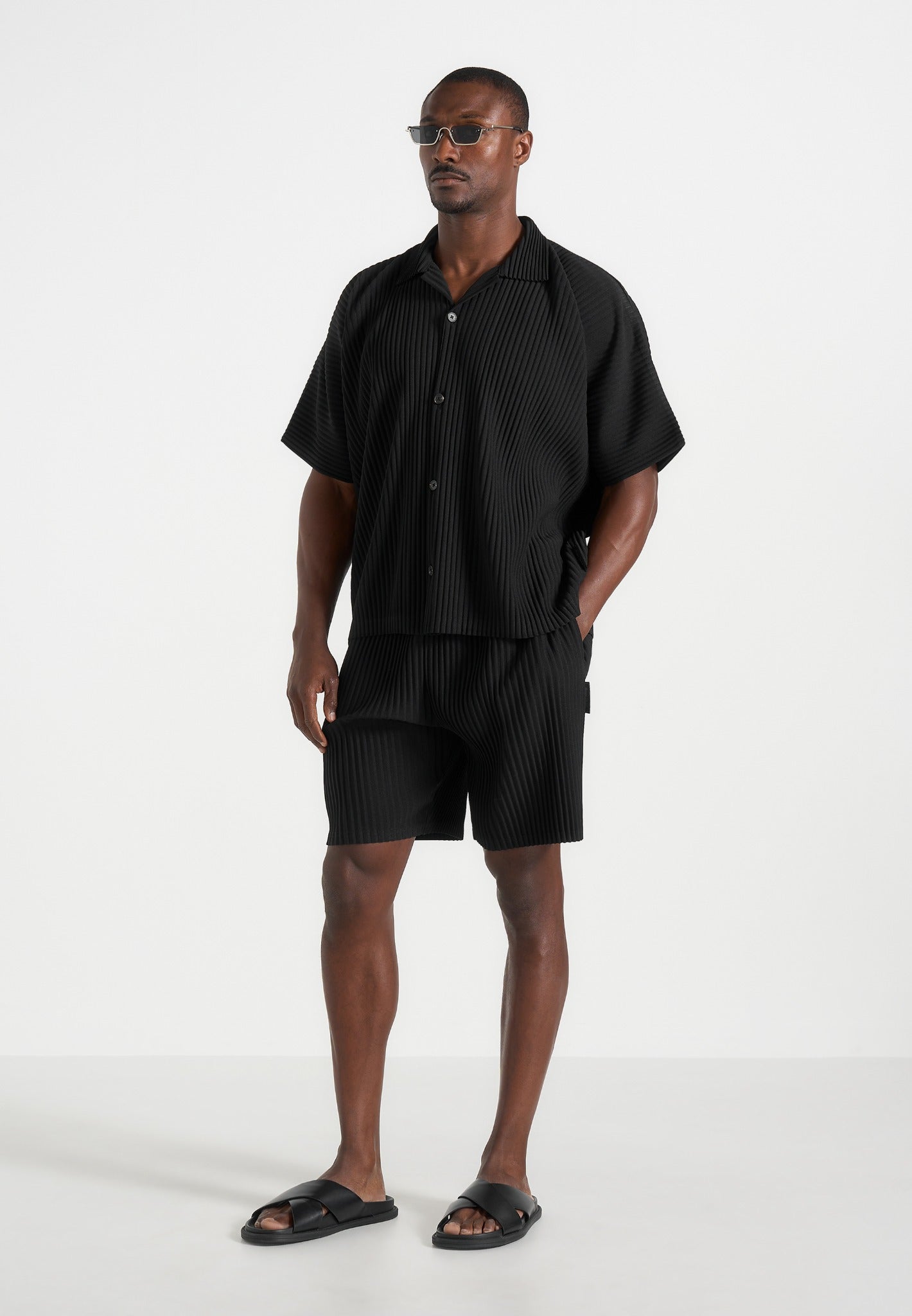 drew-pleated-shorts-black 