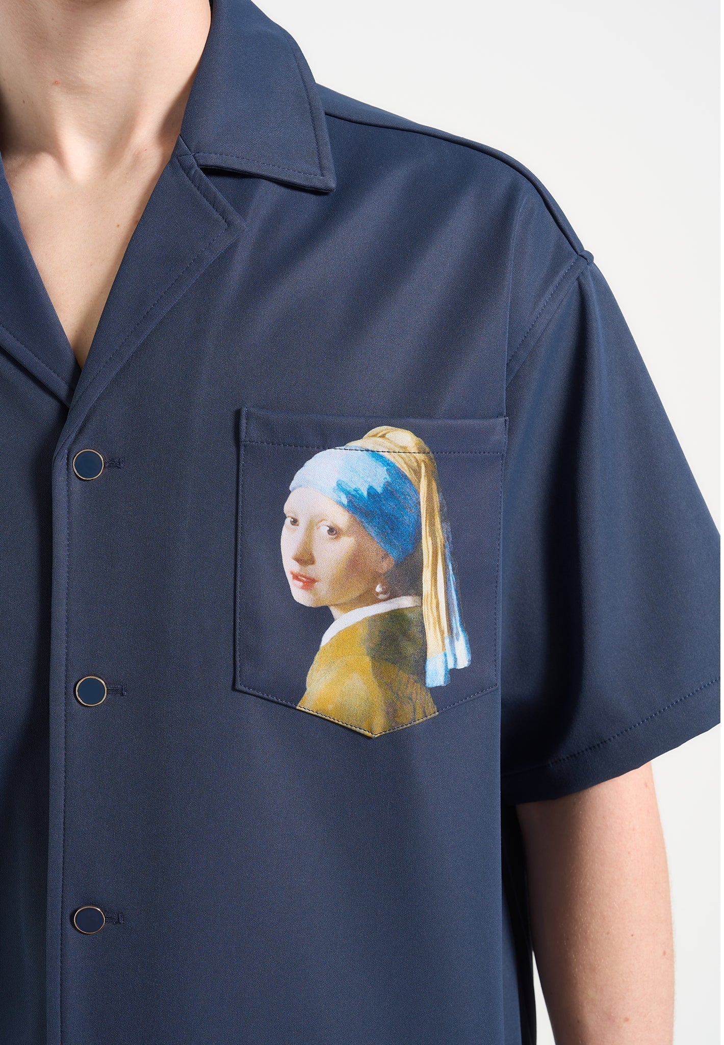 stephane-a-girl-with-a-pearl-earring-boxy-shirt-indigo
