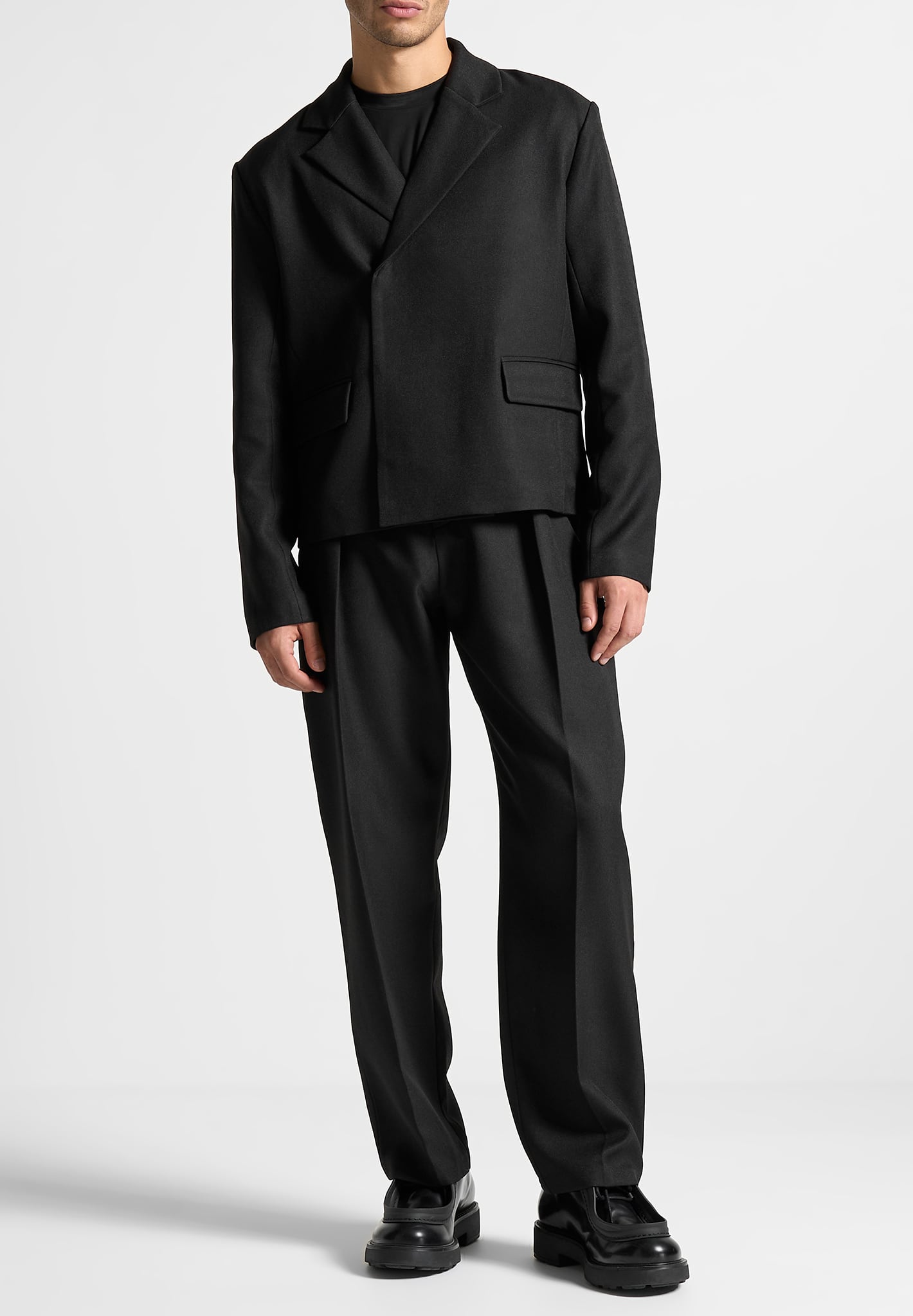 relaxed-tailored-trousers-with-pleat-black