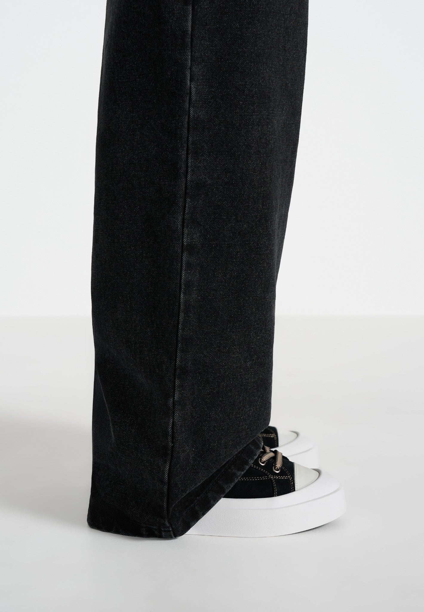womens-vienna-suede-contrast-stitch-sneaker-black