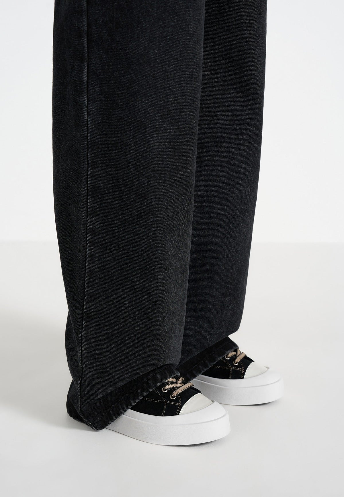 Women's Vienna - Suede Contrast Stitch Sneaker - Black