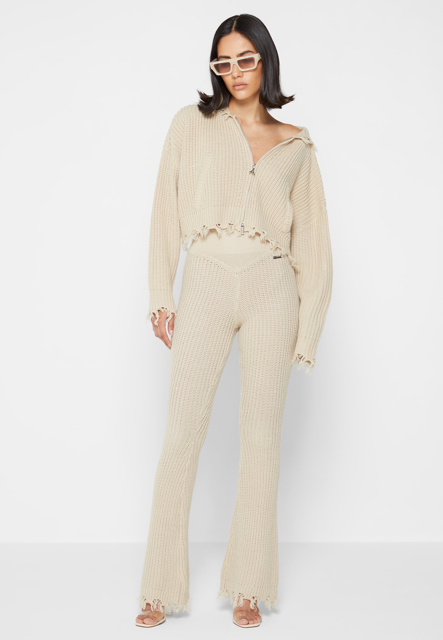 https://eu.manieredevoir.com/cdn/shop/files/distressed-knitted-fit-and-flare-trousers-beige4.jpg?v=1700221365