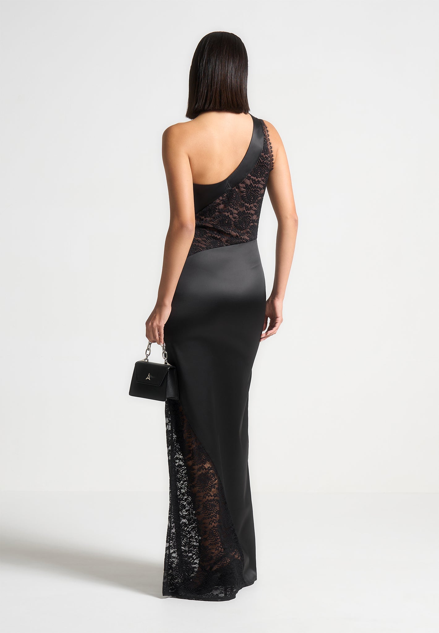 Location de robe bustier et dentelle noir. Robe longue en dentelle noir Location de robe bustier et dentelle noir. Robe longue en dentelle noir