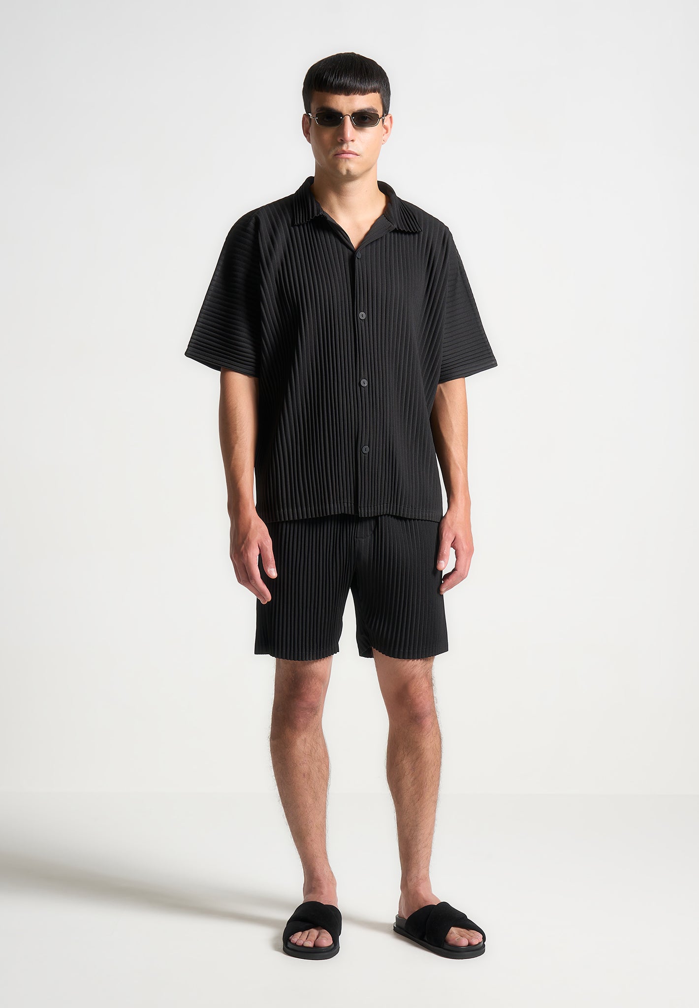 pleated-shorts-black