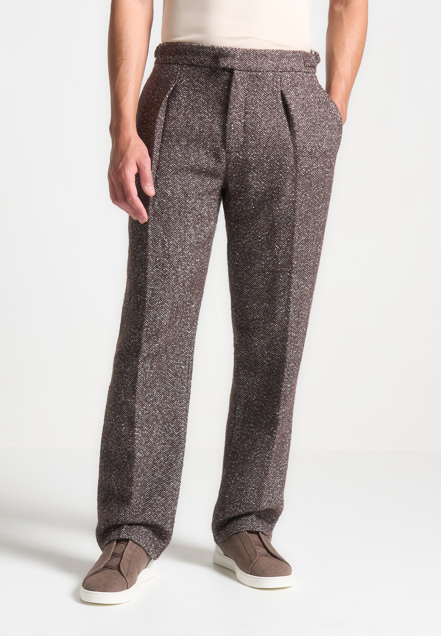 relaxed-fit-wool-blend-herringbone-pleated-tailored-trousers-brown 
