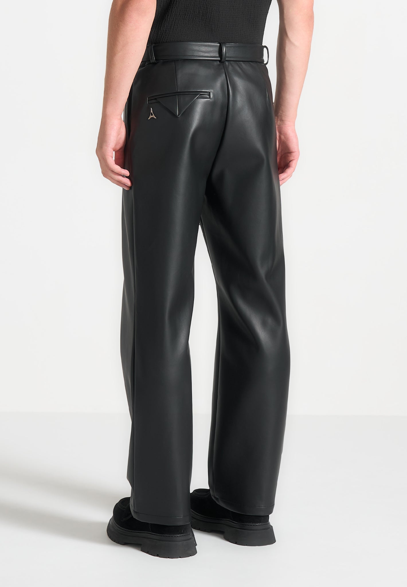 Entspannter fit veganer Leder -Faltenhose - schwarz