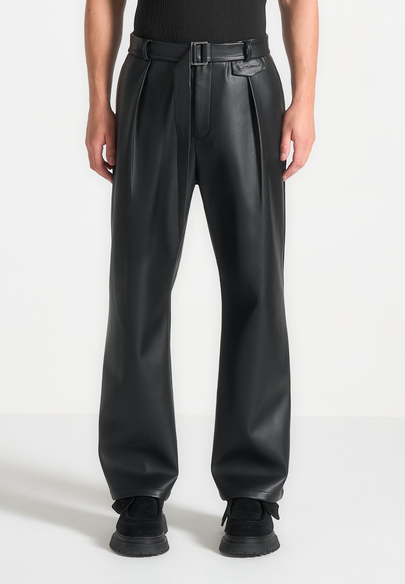 Entspannter fit veganer Leder -Faltenhose - schwarz